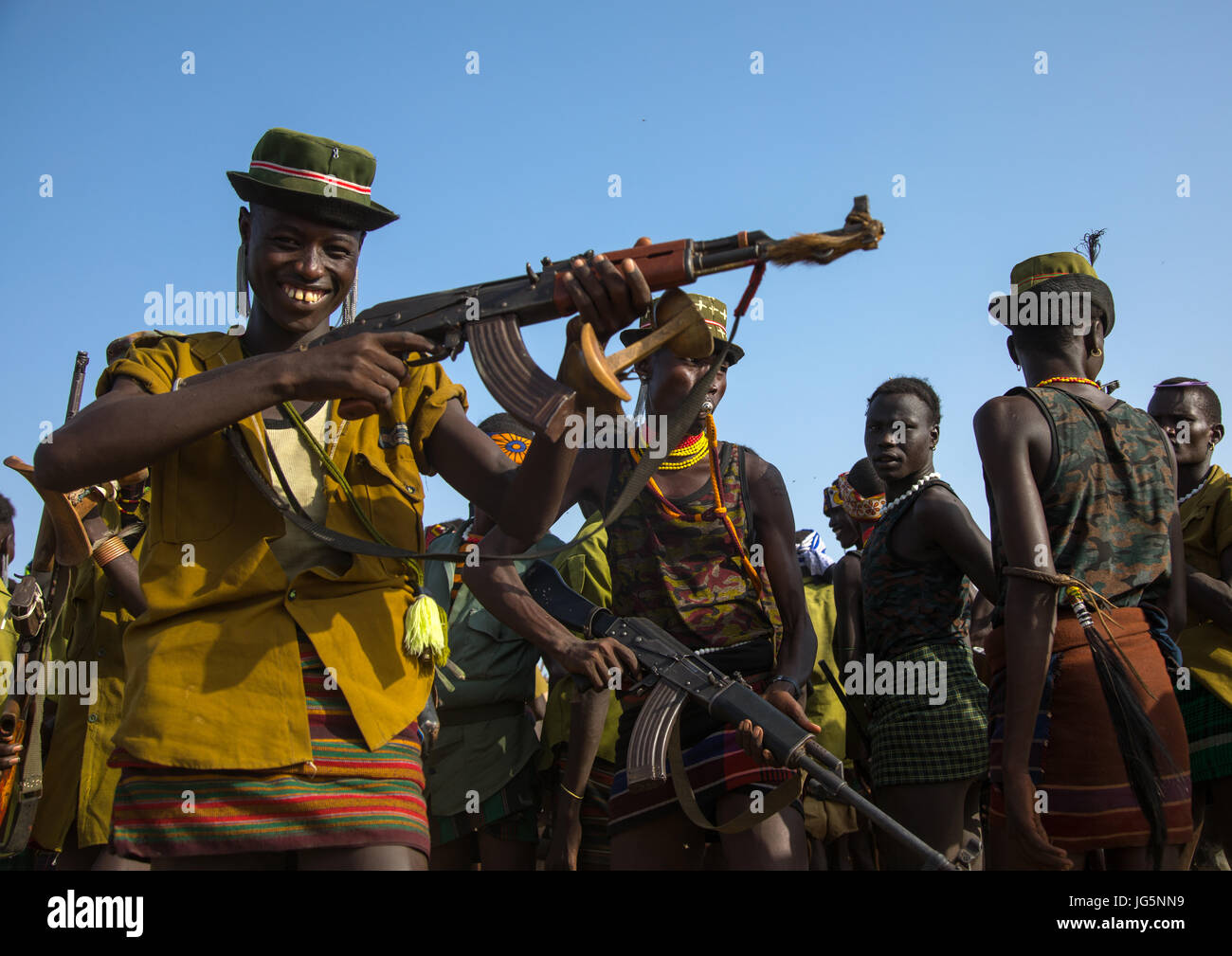 Mann mit einer Kalaschnikow schießen, während der Zeremonie stolz Ochsen in den Dassanech Stamm, Omo-Tal, Omorate, Äthiopien Stockfoto
