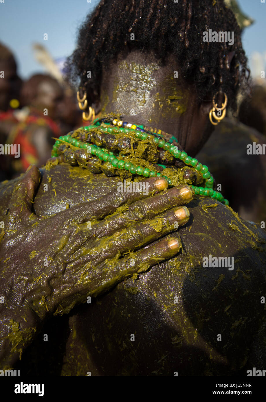 Menschen, die sich mit Kuh Dungs zu bedecken, während der Zeremonie stolz Ochsen in den Dassanech Stamm, Turkana County, Omorate, Äthiopien Stockfoto