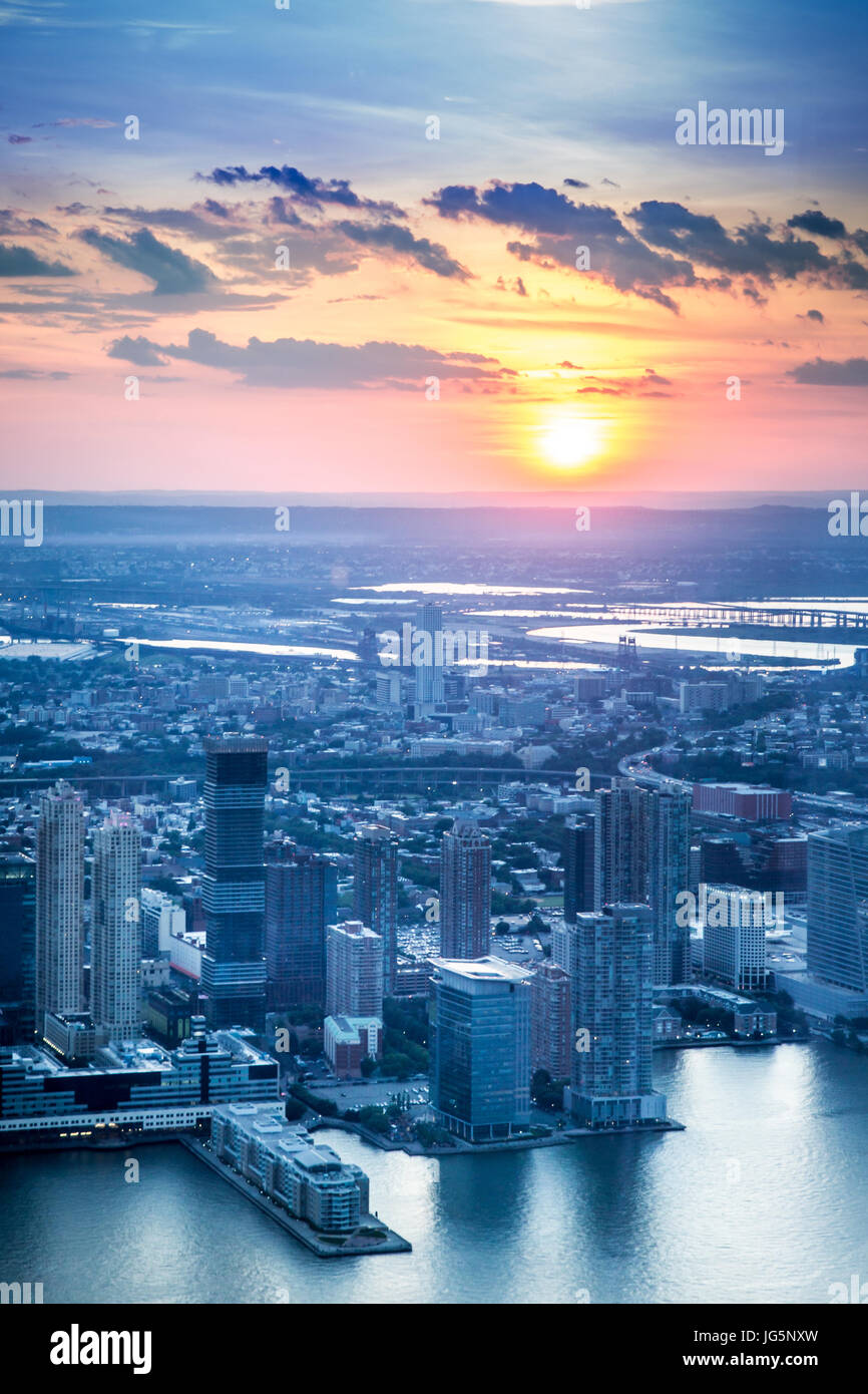 Skyline von New Jersey mit Sonnenuntergang über Jersey City Stockfoto