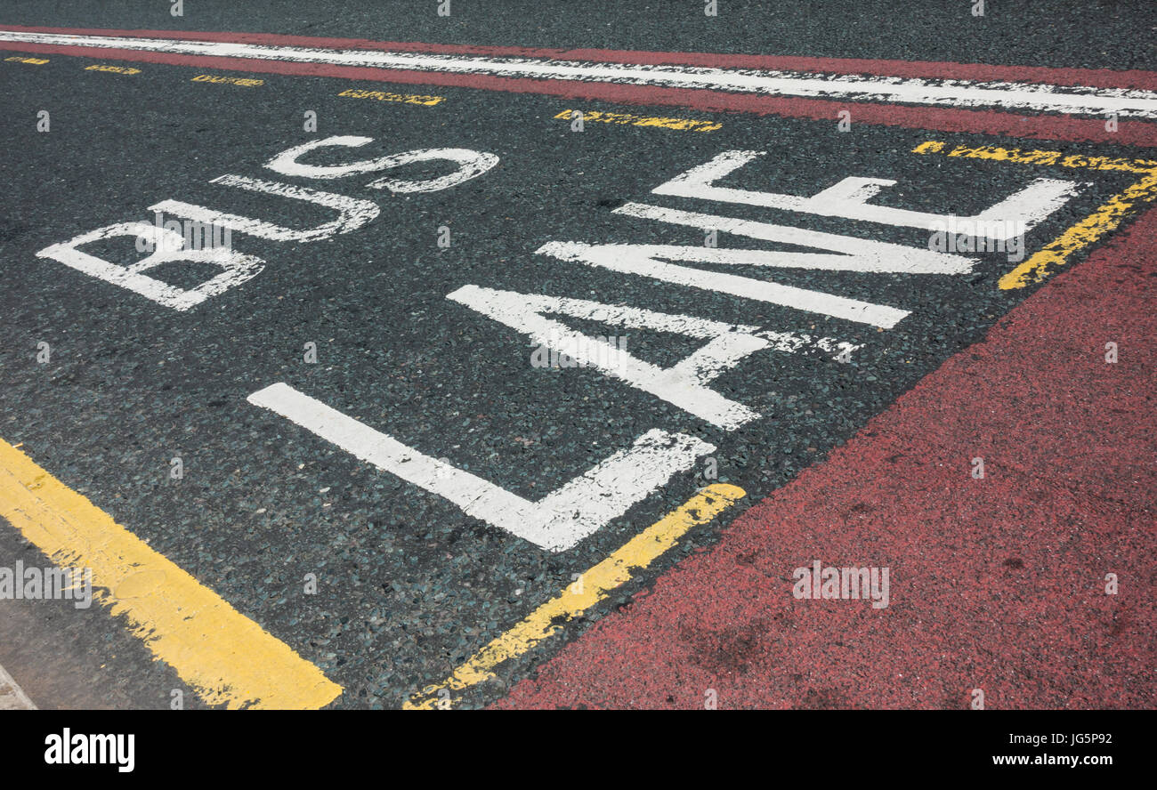 Bus Straße Fahrbahnmarkierungen auf Straße gemalt Stockfoto