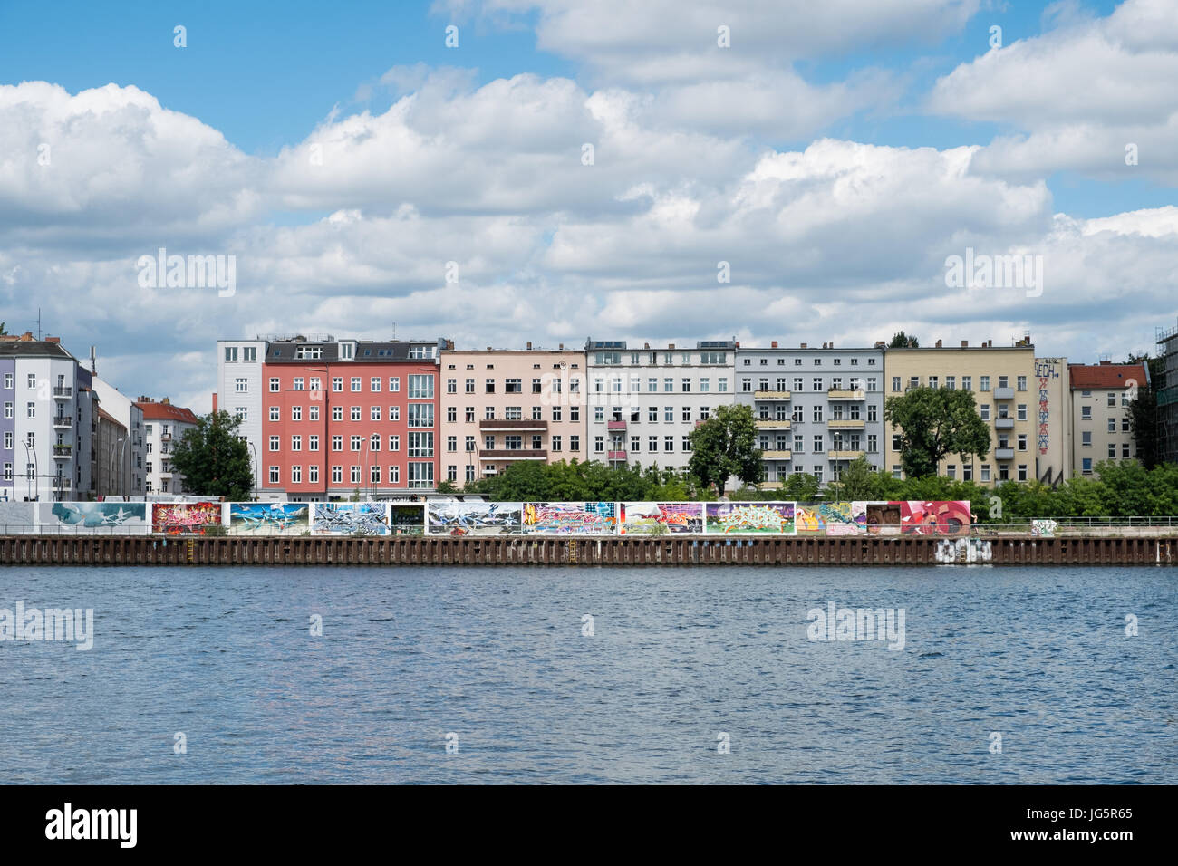 Berlin, Deutschland - Juli, 03, 2017: Spree, Graffiti an der Wand und auf Wohnhäuser - Stadtlandschaft Berlin, Friedrichshain, Deutschland Stockfoto