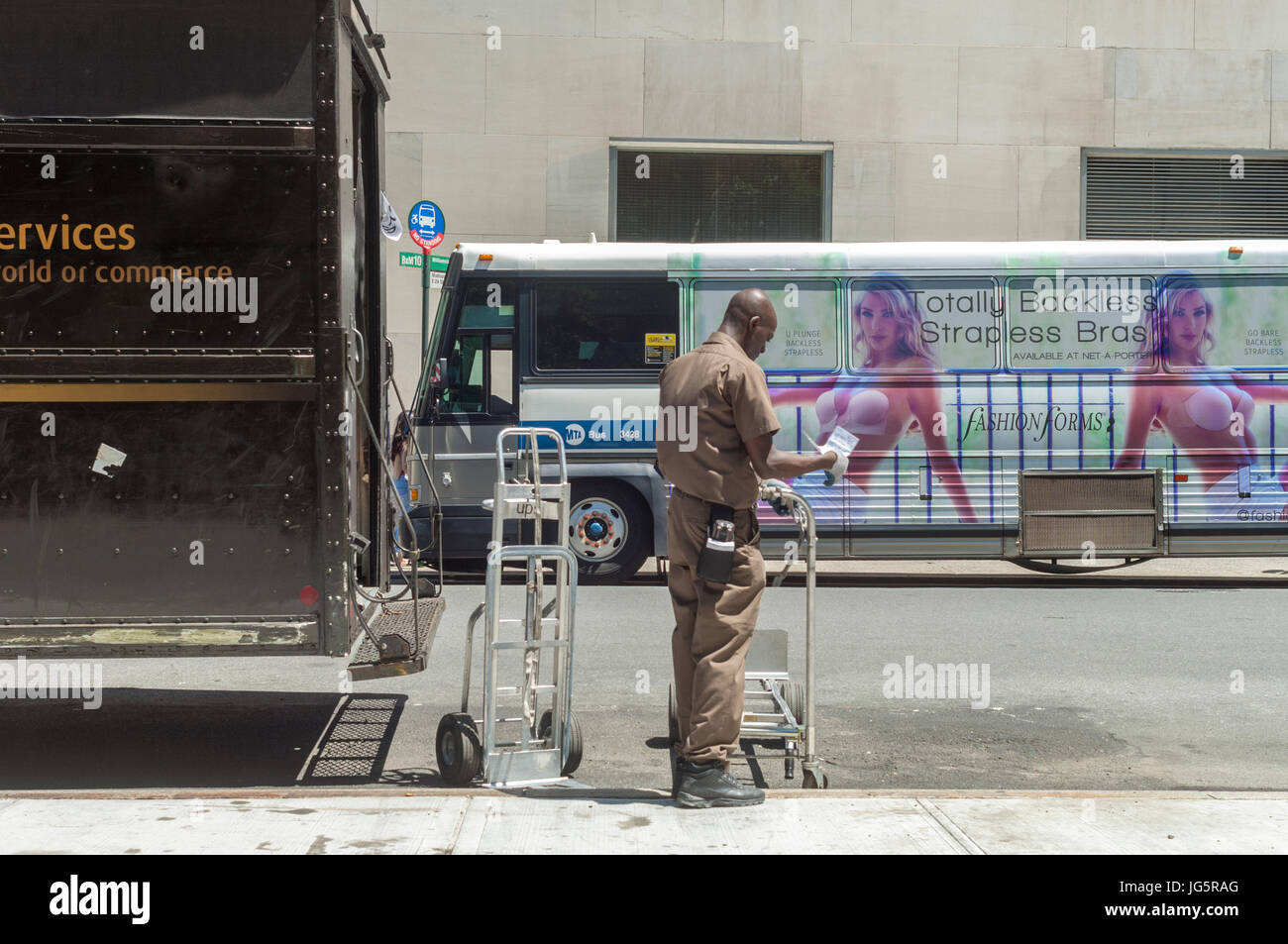 Ups Delivery Truck In United Stockfotos Und Bilder Kaufen Alamy