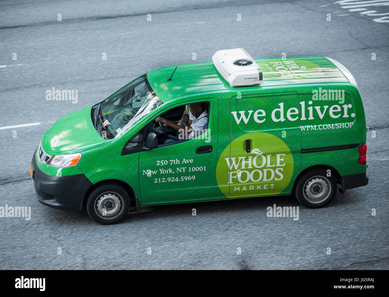 Ein Whole Foods Market Lieferwagen im Stadtteil Chelsea in New York am Dienstag, 27. Juni 2017. Amazon kauft Whole Foods Market in einem Abkommen Wert $ 13,7 Milliarden. (© Richard B. Levine) Stockfoto