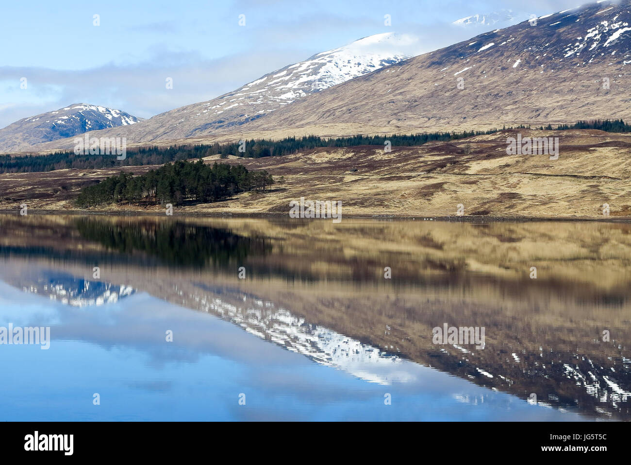 Malerische Glencoe Schnee gekrönt Gebirge Spiegelung Stockfoto