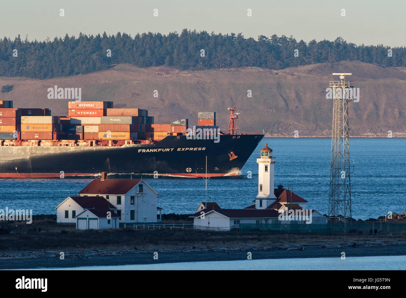 Containerschiff geht durch Punkt-Wilson Leuchtturm, Leuchtturm in Port Townsend, Washington. Stockfoto