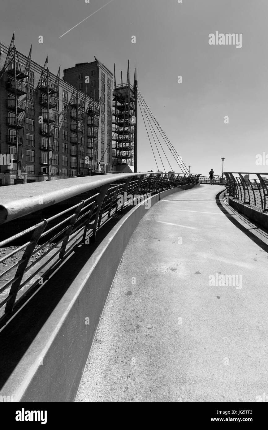 Fußgängerbrücke über eine Bucht des Flusses Themse, schmale Straße, Limehouse, Tower Hamlets, London, UK Stockfoto