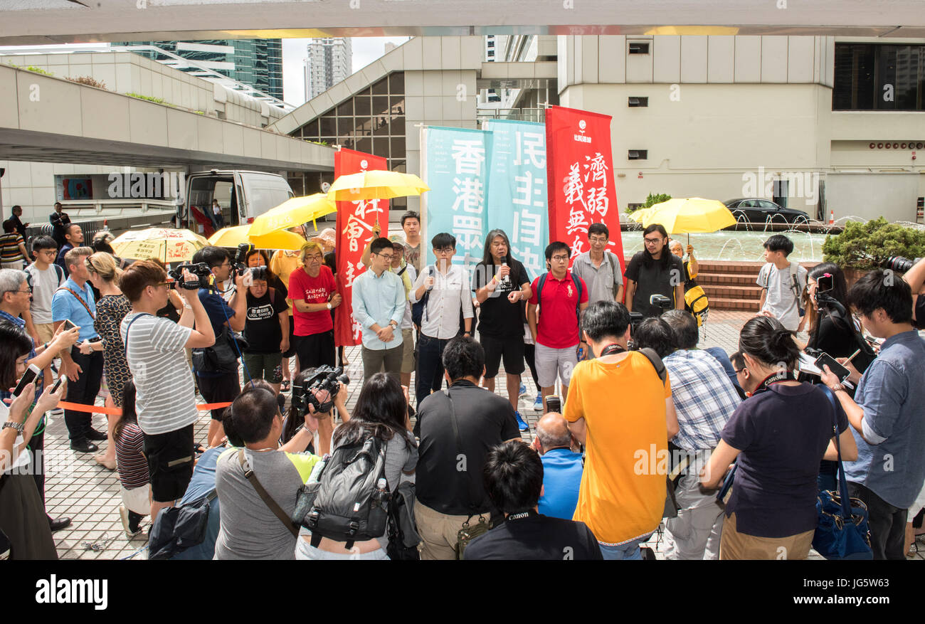 HONG KONG, CHINA - 03 Juli: Joshua Wong Chi-Fung, Hongkong Studentenaktivisten und Generalsekretär der pro-Demokratie-Partei, Demosistō vor Gericht. Stockfoto