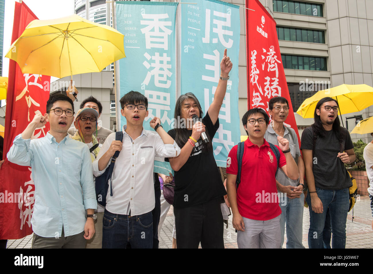 HONG KONG, CHINA - 03 Juli: Joshua Wong Chi-Fung (2. von links), die Hong Kong Studentenaktivisten und Generalsekretär der pro-Demokratie-Partei, Demosistō Stockfoto