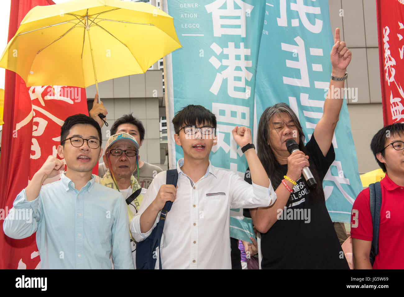 HONG KONG, CHINA - 03 Juli: Joshua Wong Chi-Fung (2. von links), die Hong Kong Studentenaktivisten und Generalsekretär der pro-Demokratie-Partei, Demosistō Stockfoto
