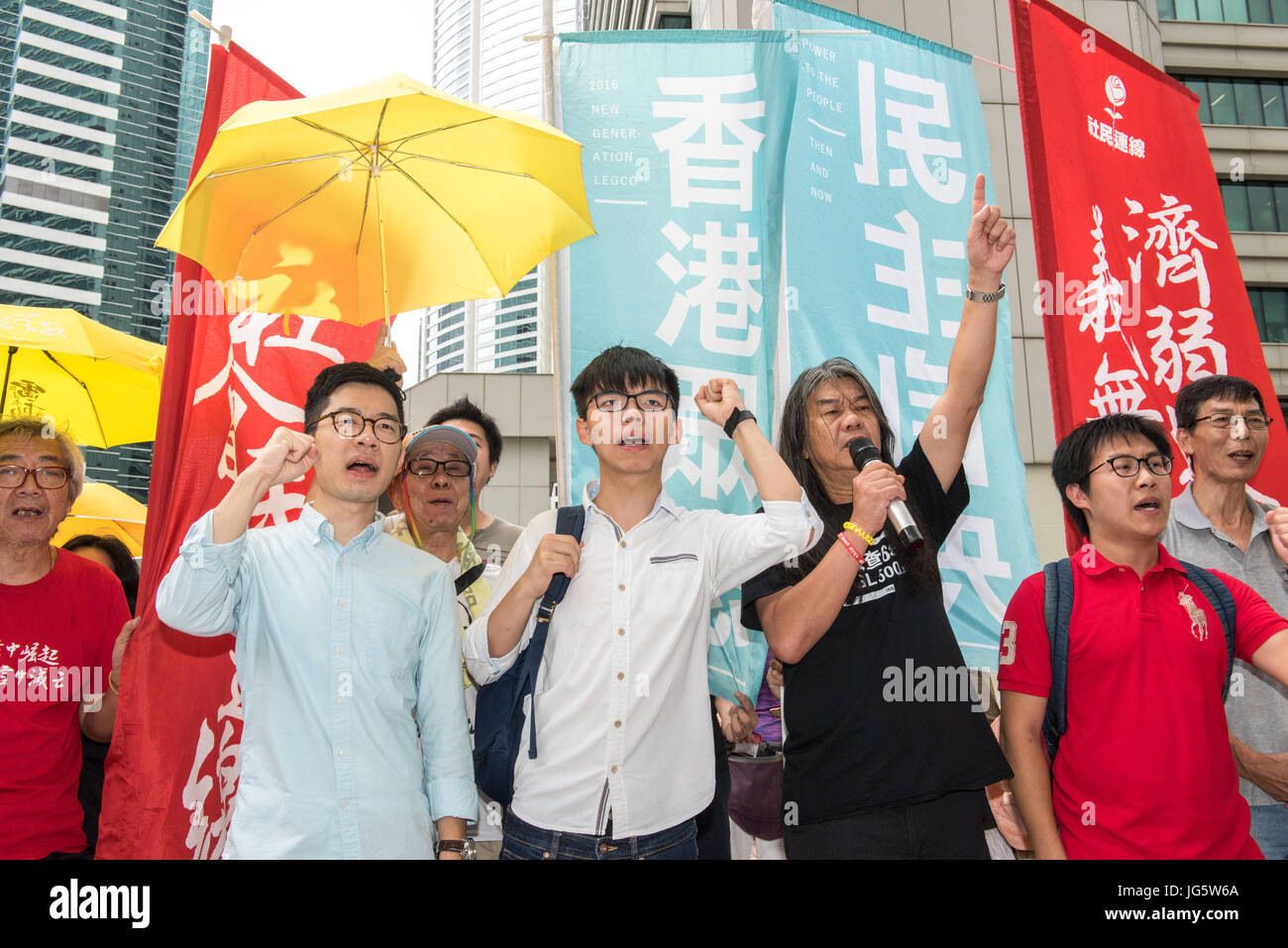 HONG KONG, CHINA - 03 Juli: Joshua Wong Chi-Fung (2. von links), die Hong Kong Studentenaktivisten und Generalsekretär der pro-Demokratie-Partei, Demosistō Stockfoto