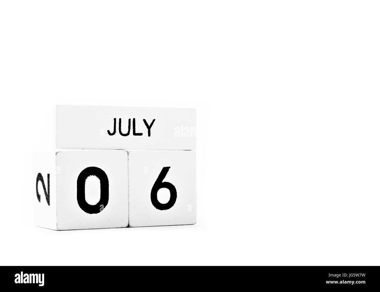 Juli 6 hölzerne weiße Kalender isoliert auf weißem Hintergrund. leeren Raum für Text. Stockfoto