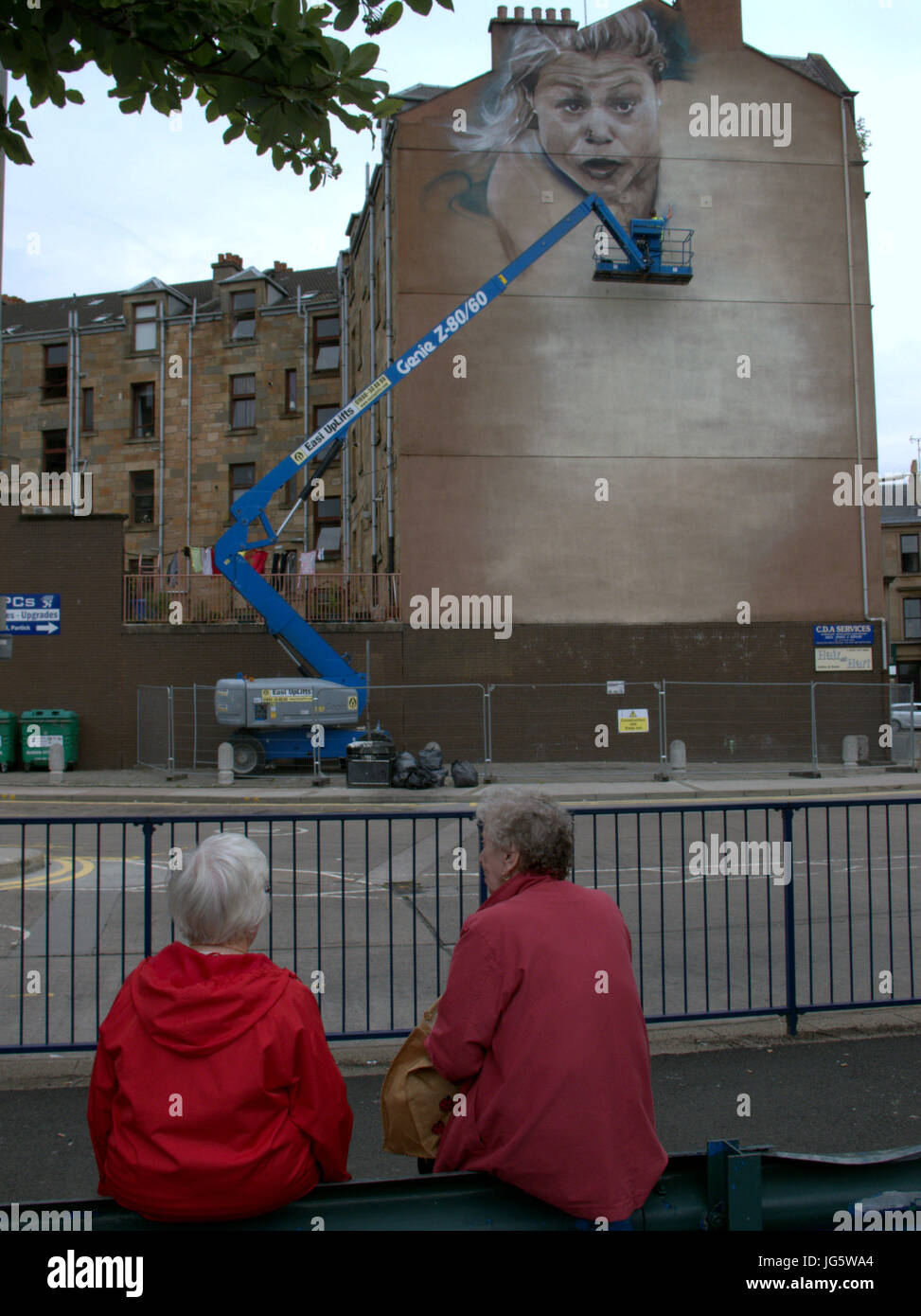 Straße Wandbild für 2014 Commonwealth Spiele zwei alte Damen beobachten Stockfoto