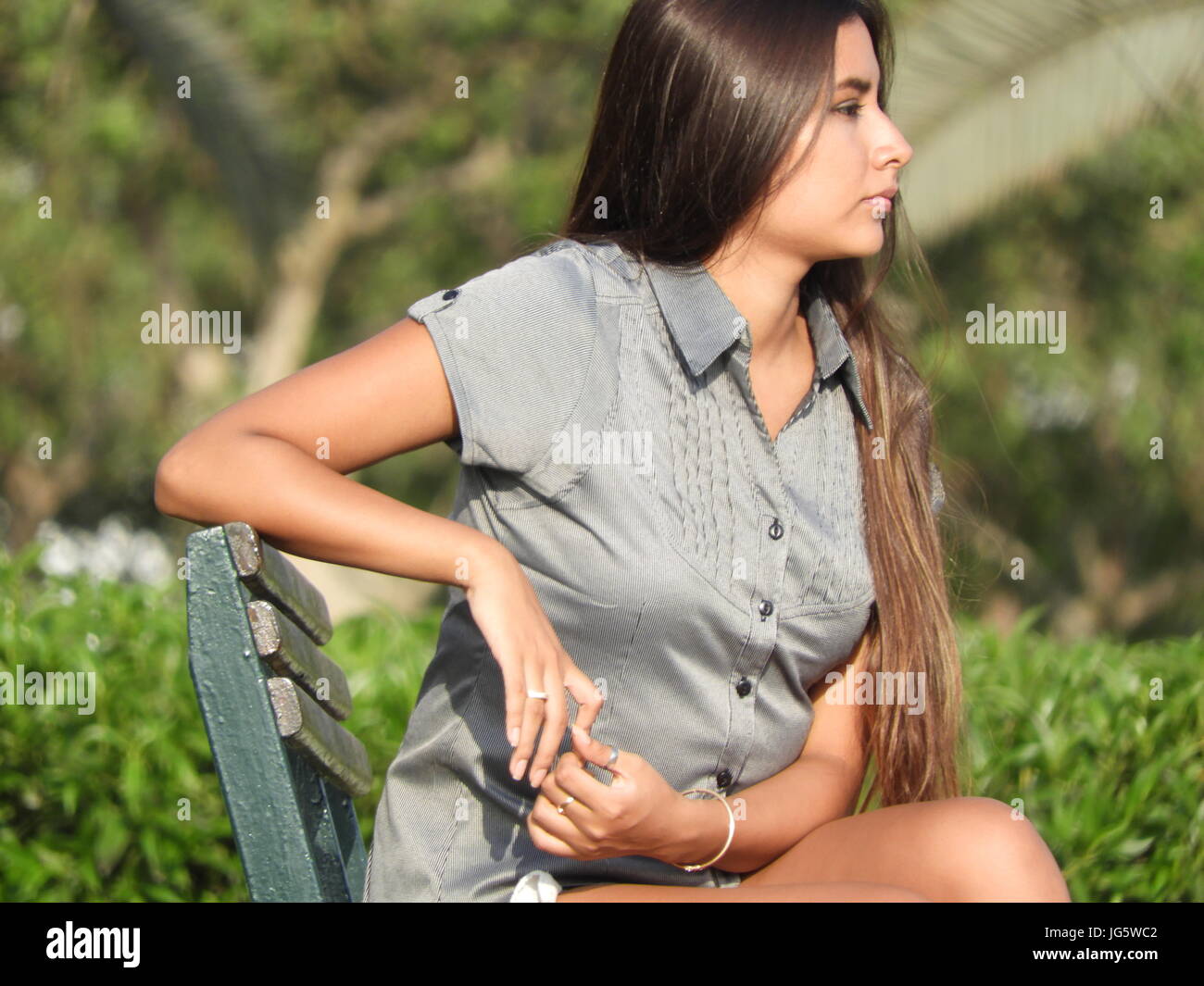 Hispanische Teen im Park Stockfoto