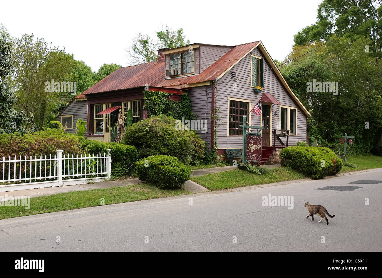 St. FRANCISVILLE, LOUISIANA, USA – 2009: Ein Haus nahe der Innenstadt im charakteristischen Stil der Stadt. Stockfoto