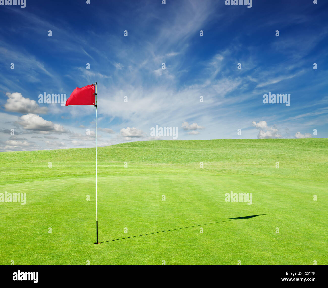 Golfplatz mit roten Fahne im Loch Stockfoto