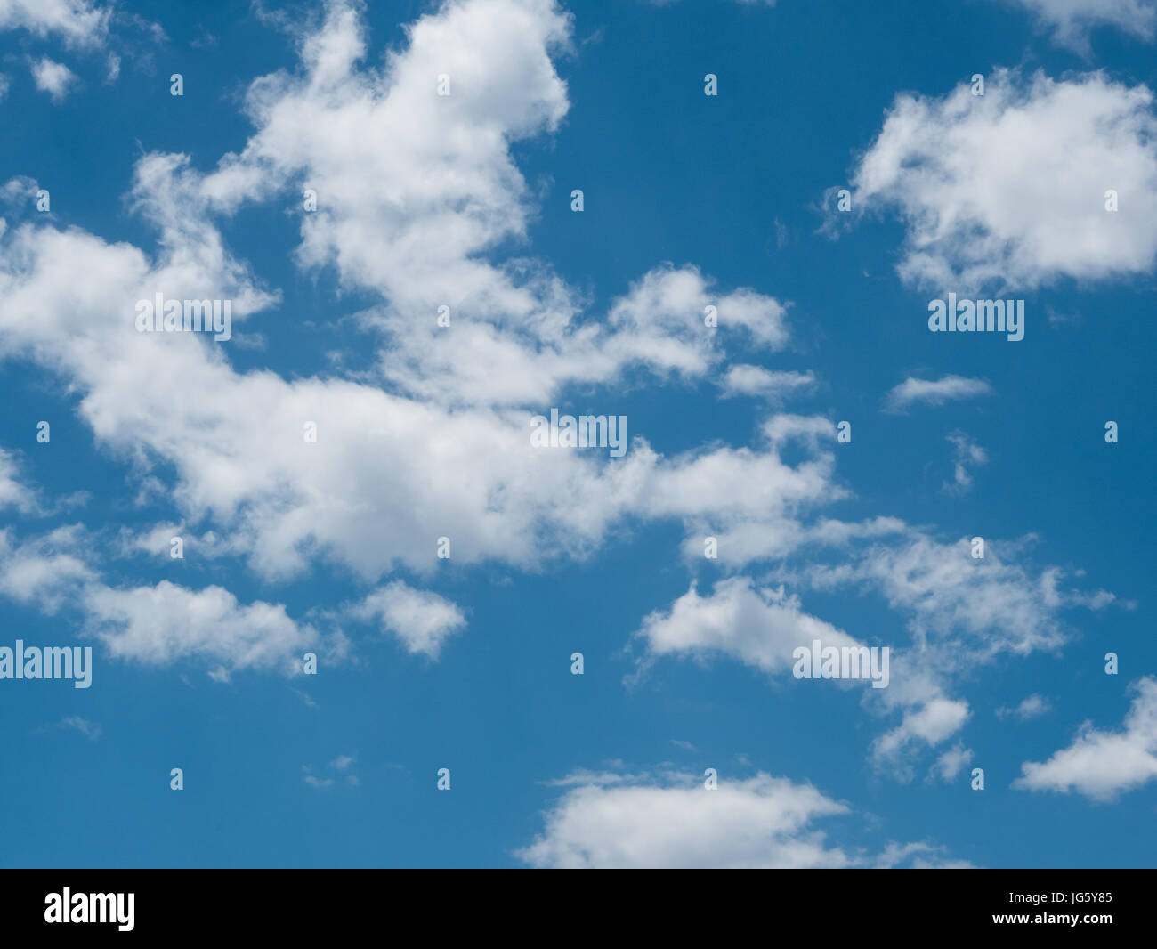 Blauer Himmel und viele Wolken Migrationshintergrund an sonnigen Tag Stockfoto