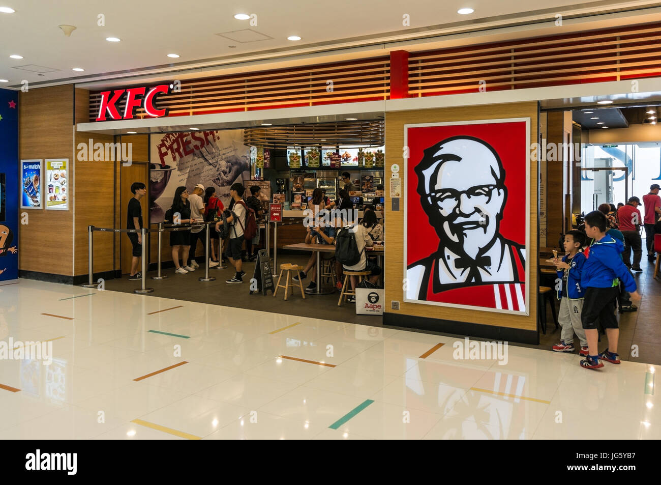 Kfc unterzeichnen, Logo und Restaurant in Hongkong Stockfoto