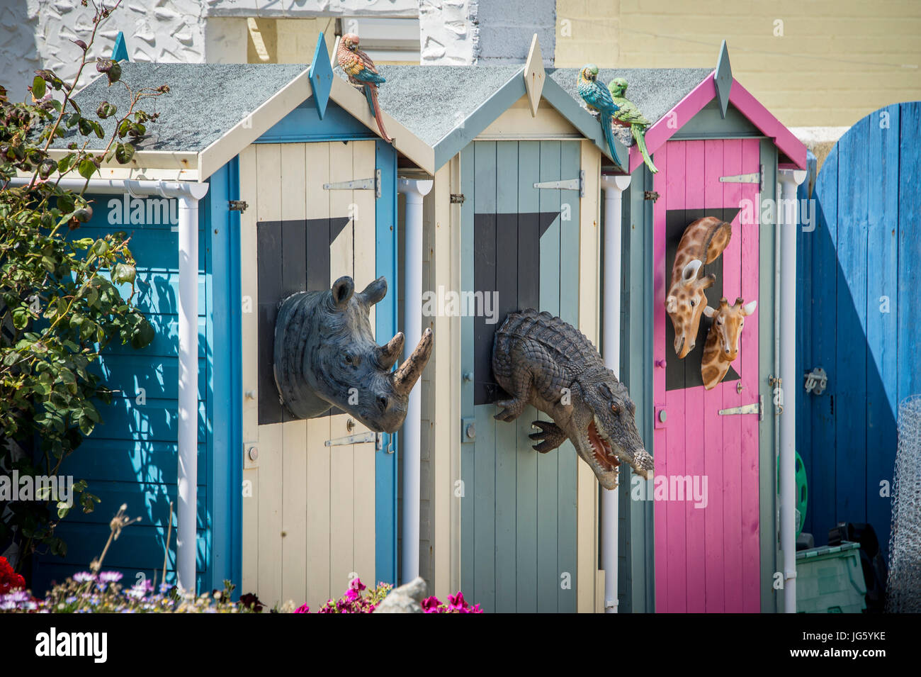 ungewöhnliche Gartengestaltung mit gefälschten Tiere aus bemalten Schuppen Stockfoto