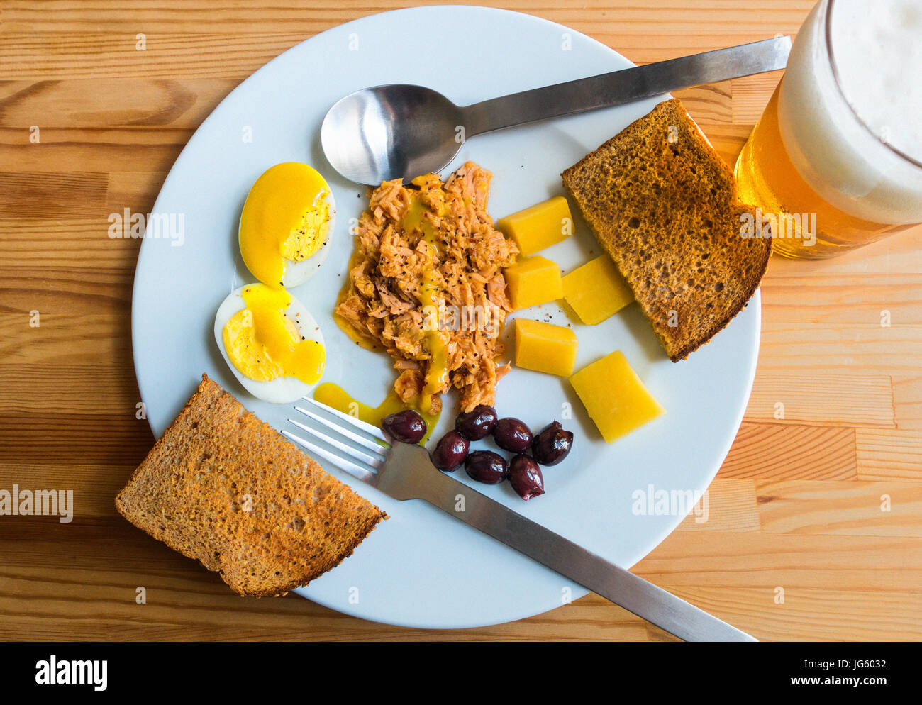 Eine Schüssel mit kalten Sommer essen, hart gekochtes Ei, würzige Thunfischsalat, griechische Oliven, Cheddar-Käse Stockfoto