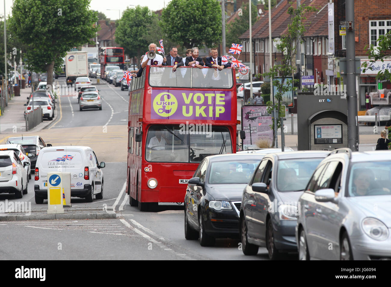 Ehemalige Führer der UKIP, Nigel Farage trifft UKIP Aktivisten um Peter Harris UKIP Kandidat für den Wahlkreis Dagenham und Rainham zu unterstützen.  Mitwirkende: Atmosphäre wo: Dagenham, Vereinigtes Königreich bei: Kredit-2. Juni 2017: Dinendra Haria/WENN.com Stockfoto