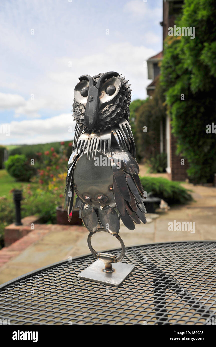 Eule-Skulptur aus Stahl Besteck Stockfoto