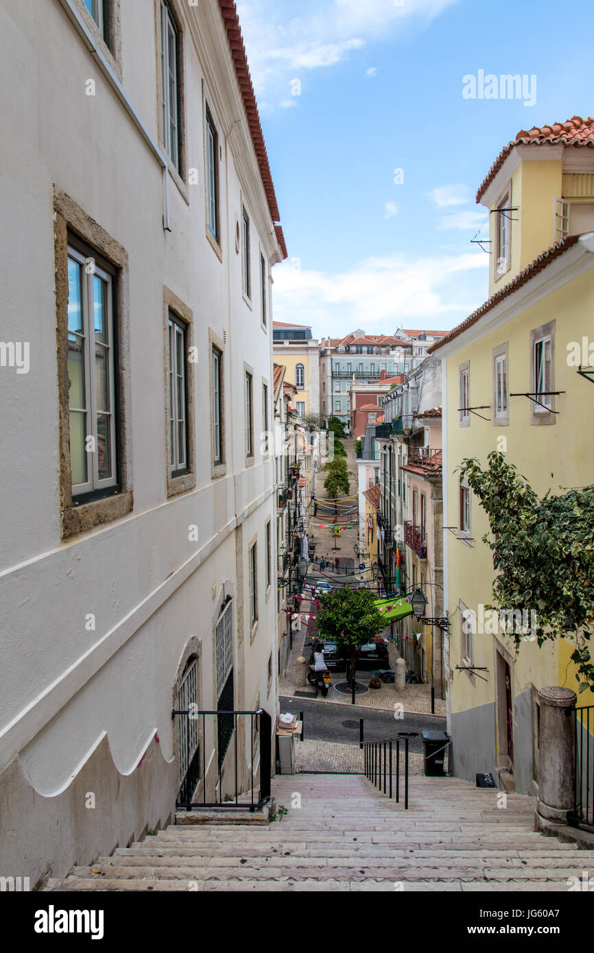 Lissabon, PORTUGAL - Juni 2017 - Laranjeiros Straße Rua Das Laranjeiras in Chiado Stockfoto