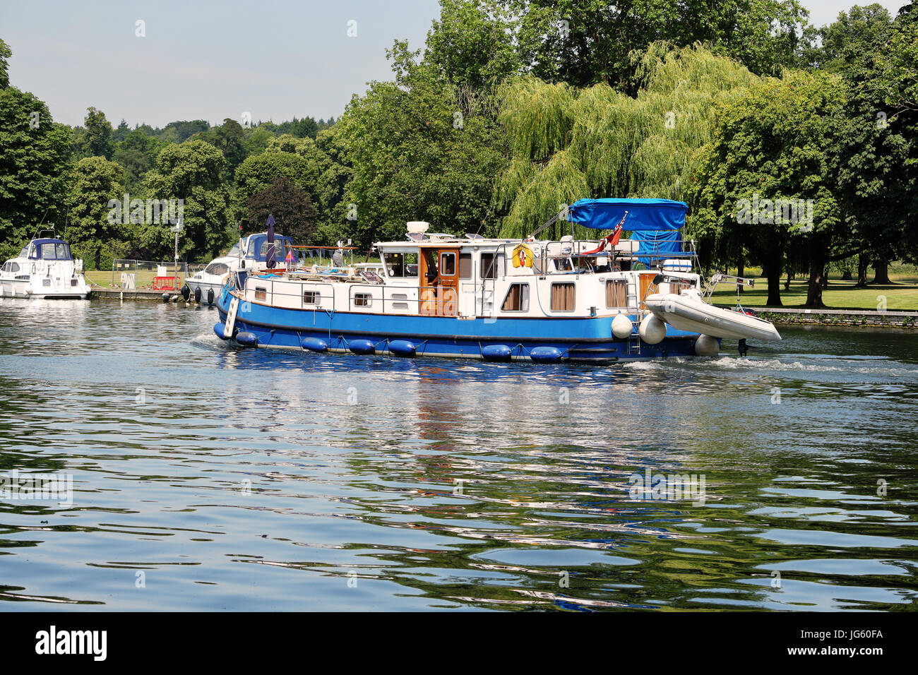 Die Themse bei Hurley mit einem smart Boot segeln vorbei an Stockfoto