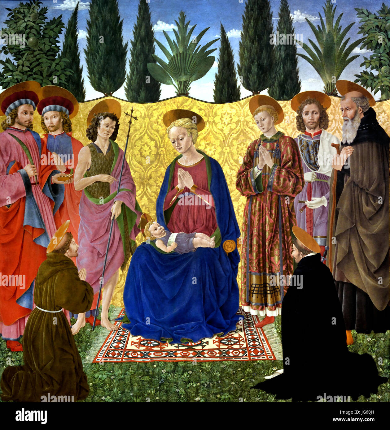 Madonna mit Kind und Heiligen. Für die Kapelle der Villa Medici in Cafaggiolo gemalt, thront die Madonna auf einem kostbaren Anatolian Teppich. Cosmas und Damian (links, mit Johannes dem Täufer) sind Schutzpatrone der Medici, während Lawrence und Julian (rechts, mit Anthony Abbot) Namensvetter der Brüder Lorenzo und Giuliano. St. Francis und Dominic 1453 von Alesso Baldovinetti (1425 – 1499) war ein italienischer Renaissancemaler der frühen. Italien Stockfoto