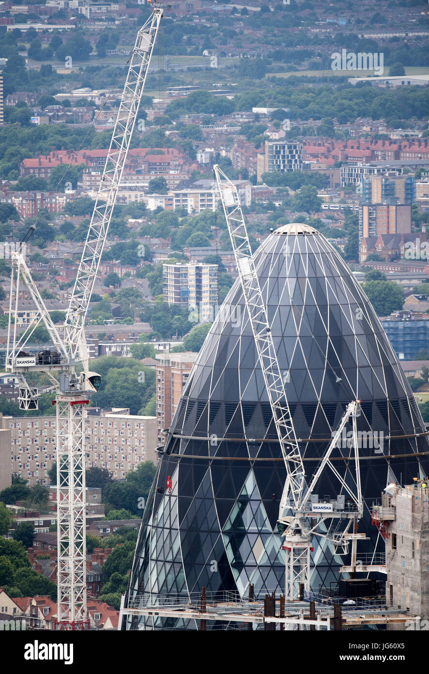 Gesamtansicht der Bau arbeiten rund 30 St Mary Axe Gebäude, auch bekannt als die Gurke aus der Sicht von den Shard London höchste Aussichtsplattform an der Spitze der The Shard, der westlichen Europas höchste Gebäude ist. Stockfoto