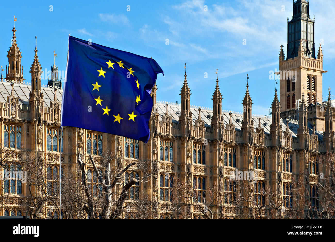 Eine Flagge der Europäischen Union vor dem Parlamentsgebäude der Palace of Westminster, UK Stockfoto