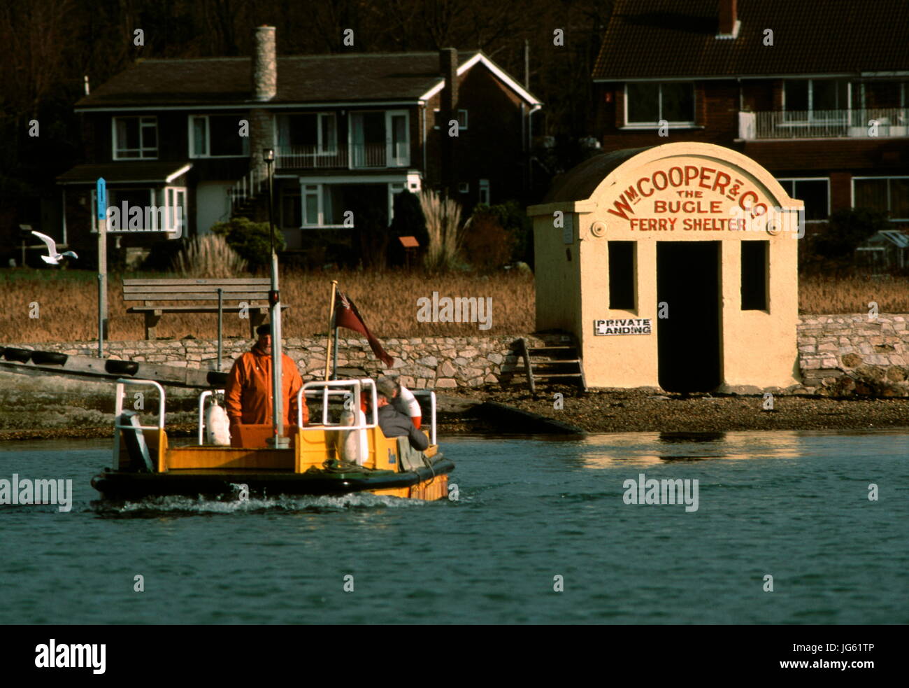 AJAXNETPHOTO. HAMBLE, ENGLAND. -FÄHRE ÜBERQUEREN - WILLIAM COOPER & CO FERRY VON WARSASH HAMBLE DORF DURCHQUEREN. FOTO: JONATHAN EASTLAND/AJAX REF: 89037 Stockfoto