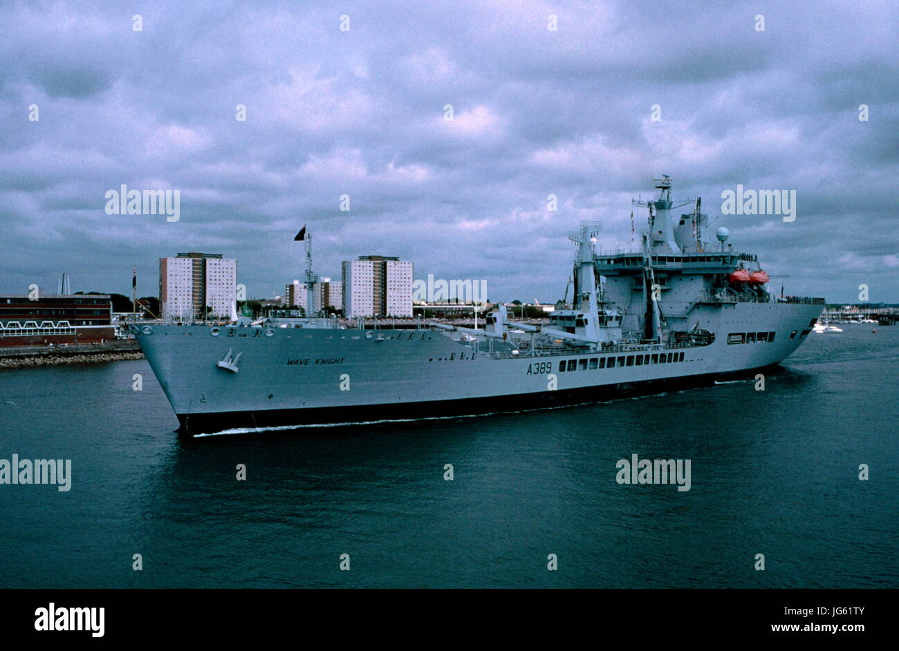 AJAXNETPHOTO. 1994. PORTSMOUTH, ENGLAND. -RFA SCHIFF - RFA WAVE KNIGHT VERLASSEN HAFEN. FOTO: JONATHAN EASTLAND/AJAX REF: 61701 1005 Stockfoto