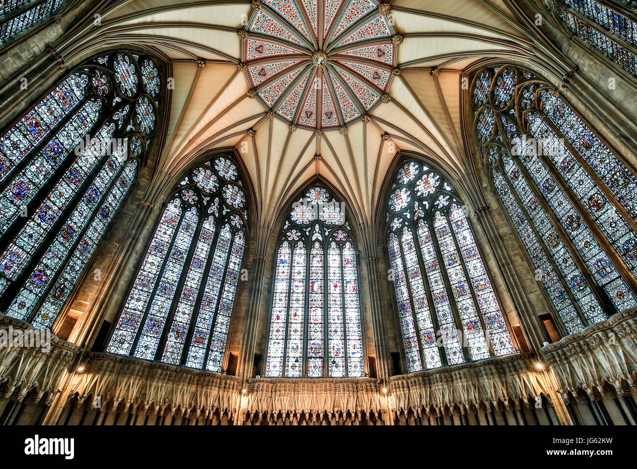 Decke und Glasfenster, Kapitel, York Minster (die Kathedrale und Metropolitical Kirche St. Peter), York, Yorkshire, England, Uni Stockfoto