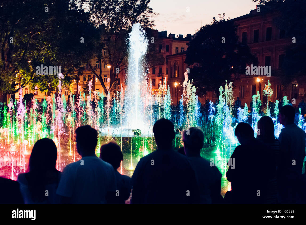 Erfolgte am Brunnen und Lichter am Abend in der Innenstadt Stockfoto