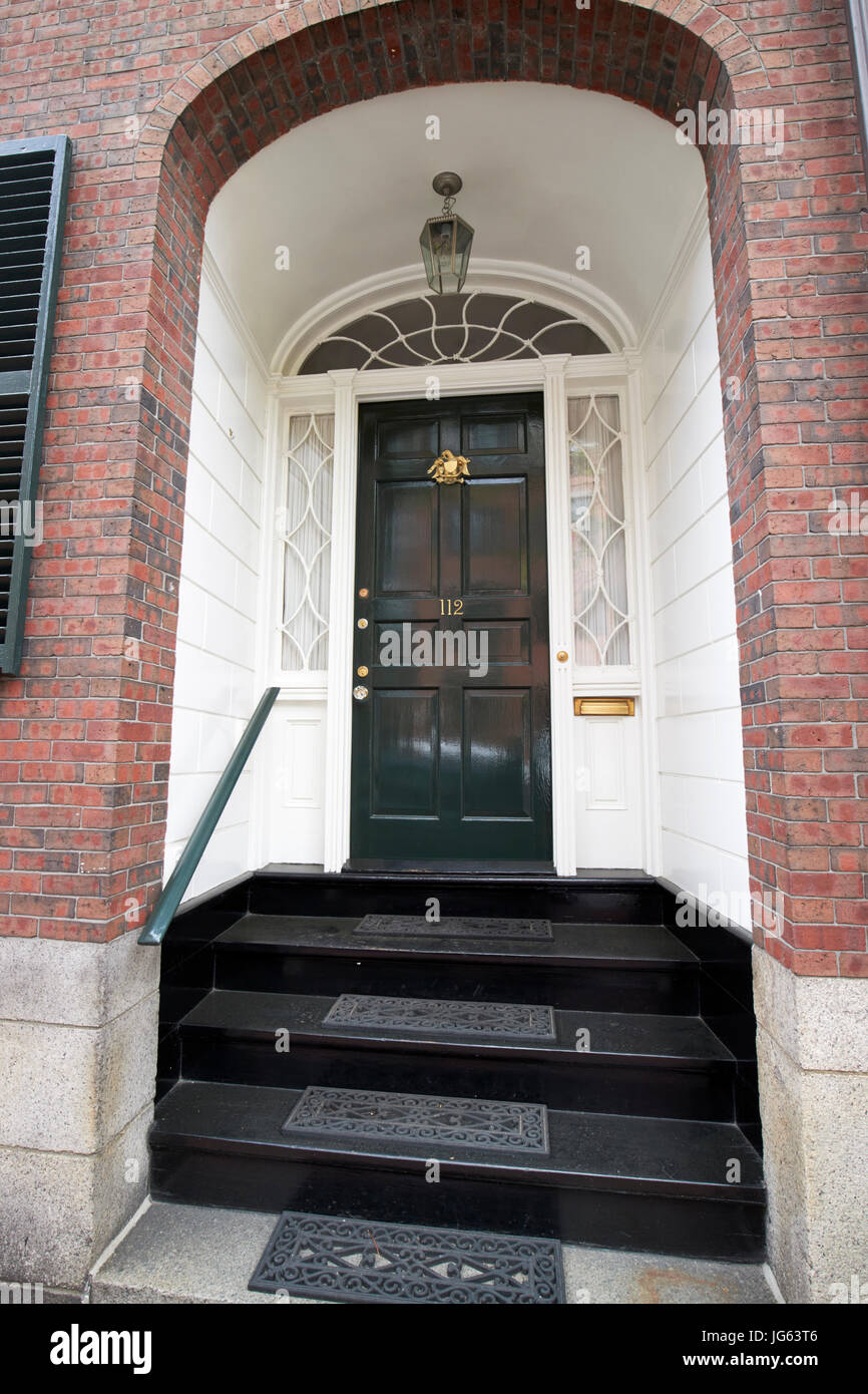 dunkelgrün lackiert Holztür mit Schritten verzierten Eingang zum Stadthaus im historischen Beacon Hill, Boston USA Stockfoto