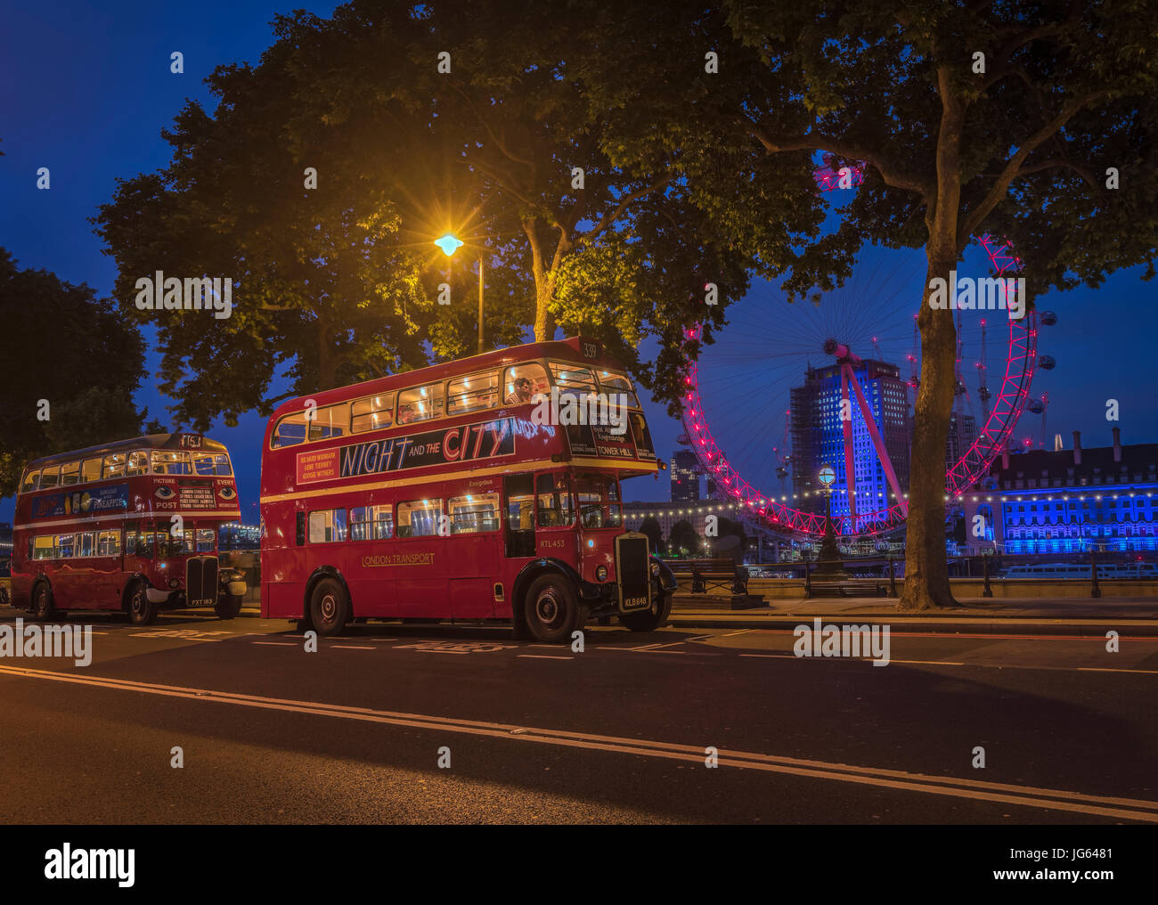 London Red Bus in der Nacht mit London Eye Rad Stockfoto