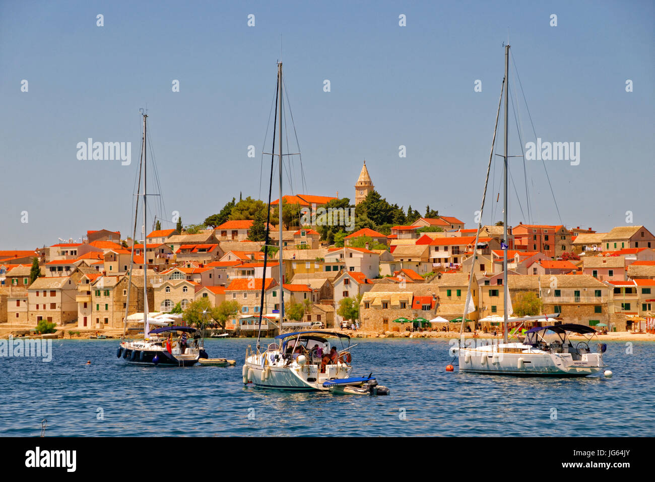 Yacht-Liegeplätze in der Stadt von Primosten, Kroatien. Stockfoto