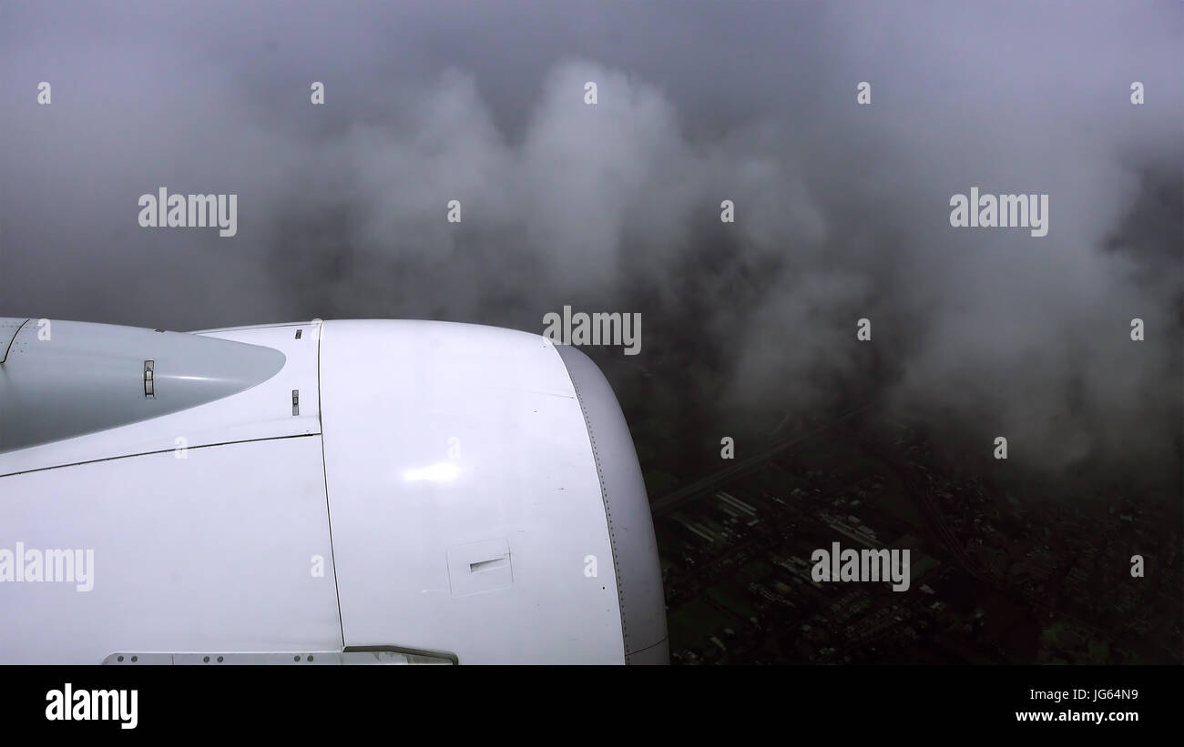 Verkehrsflugzeug ist bei schlechtem Wetter fliegen. Stockfoto
