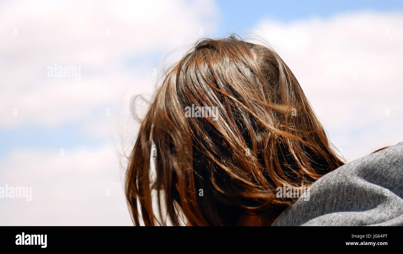 Langhaarige Frau mit fliegenden Haare im freien Stockfoto