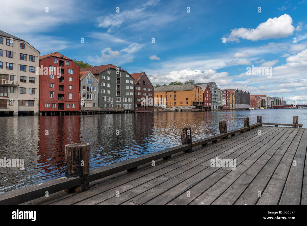 Traditionelle Fisherman wharf mit alten Lagerhäusern entlang des Flusses Nidelven. Trondheim, Norwegen Stockfoto
