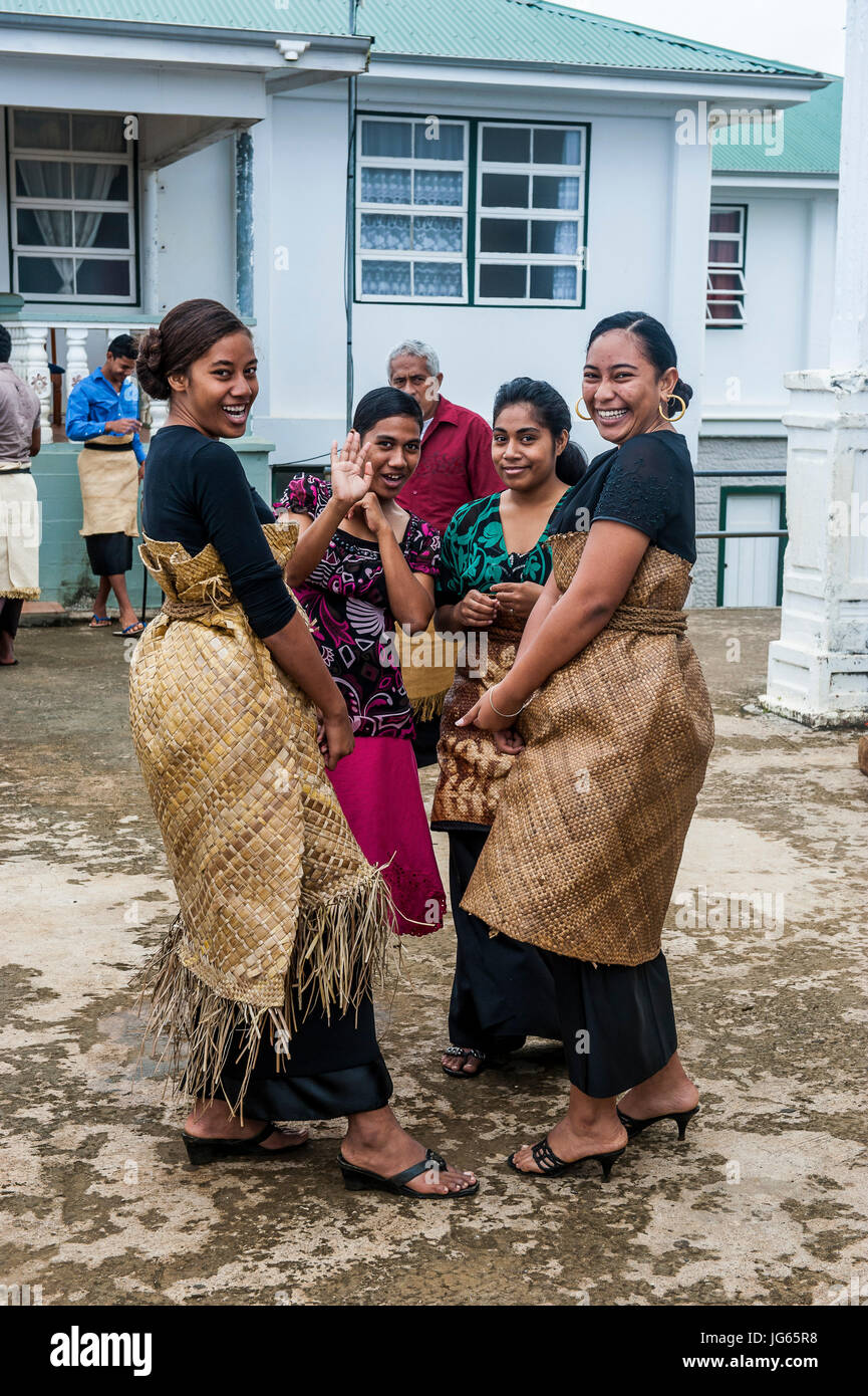 Traditionell gekleidete Tongean Frauen an der Kirche in Neiafu, Vava´u, Vavau-Inseln, Tonga, South Pacific Stockfoto