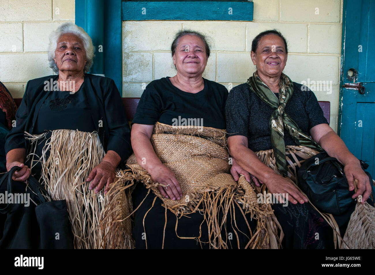 Traditionell gekleidete Frauen in Führungspositionen warten auf ihren Flug, Neiafu, Vava´u, Vavau, Tonga, South Pacific islands Stockfoto