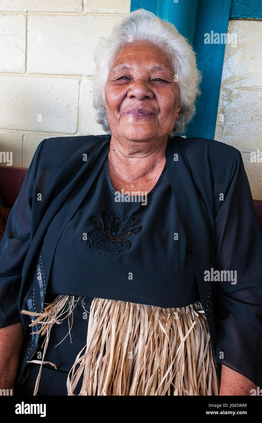 Traditionell gekleidete Frauen in Führungspositionen warten auf ihren Flug, Neiafu, Vava´u, Vavau, Tonga, South Pacific islands Stockfoto