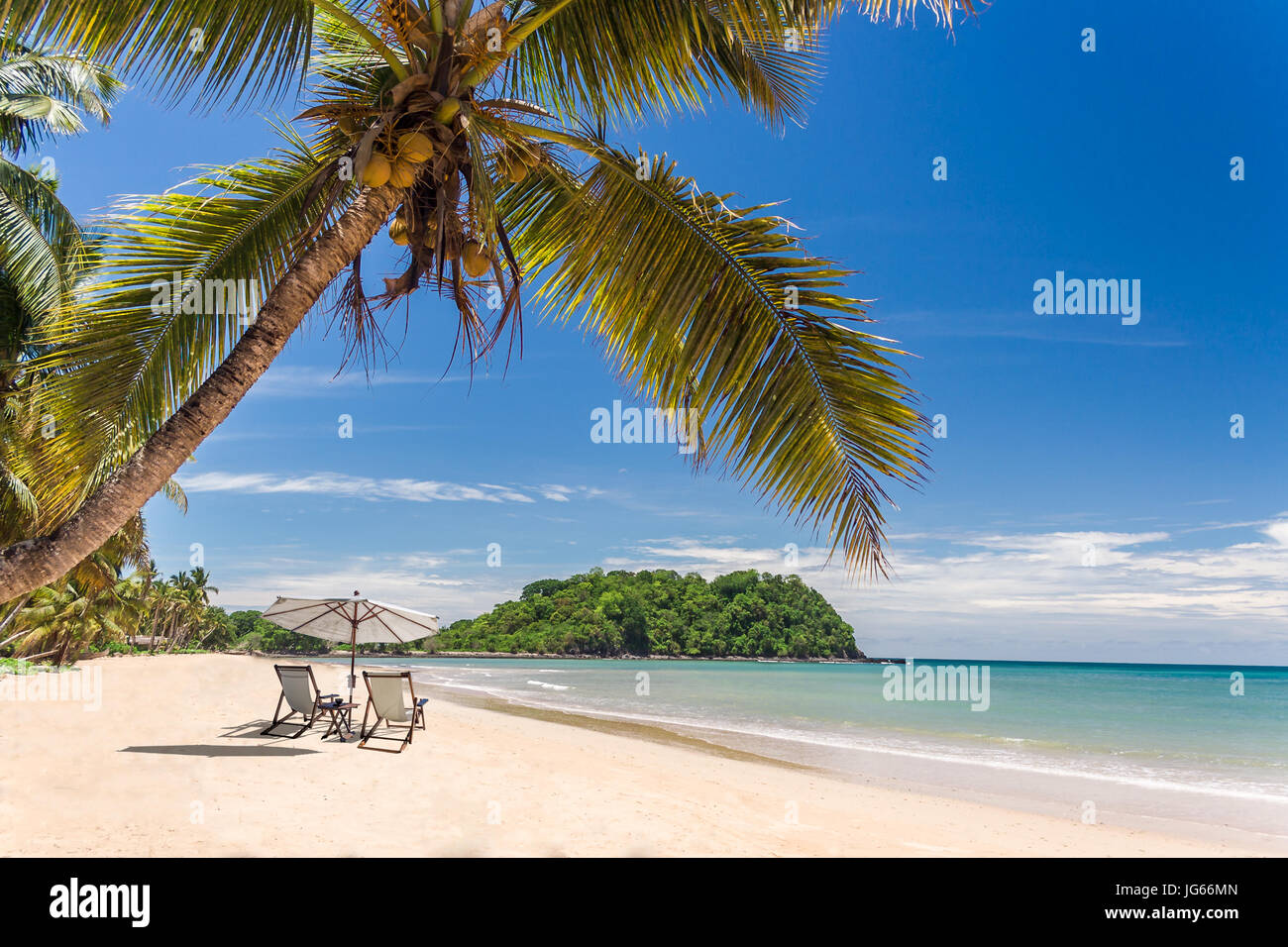 Wunderschönen tropischen Sandstrand mit Palmen und Sonnenliegen Stockfoto