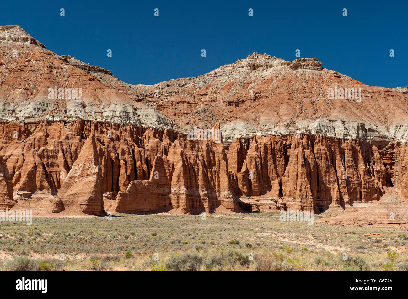 Eine interessante Labyrinth von Flossen, Zinnen, Türme, etc. auf der Südseite der Kathedrale-Tal im Capitol Reef National Park, Utah Stockfoto