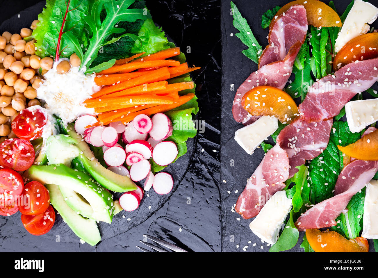 Zwei verschiedene Salate Om schwarzen Stein Schiefer. Vegane Salat. Fleisch-Salat. Salat mit Schinken Jamon Serrano, Camembert, Melone und Rucola. Ansicht von oben Stockfoto