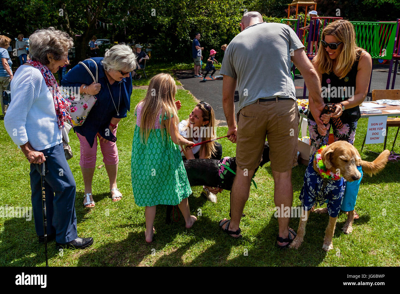 Menschen vor Ort mit ihren Haustieren warten, zur Teilnahme an einer Kostüm-Hundeausstellung in Kingston Dorffest, Kingston, East Sussex, UK Stockfoto