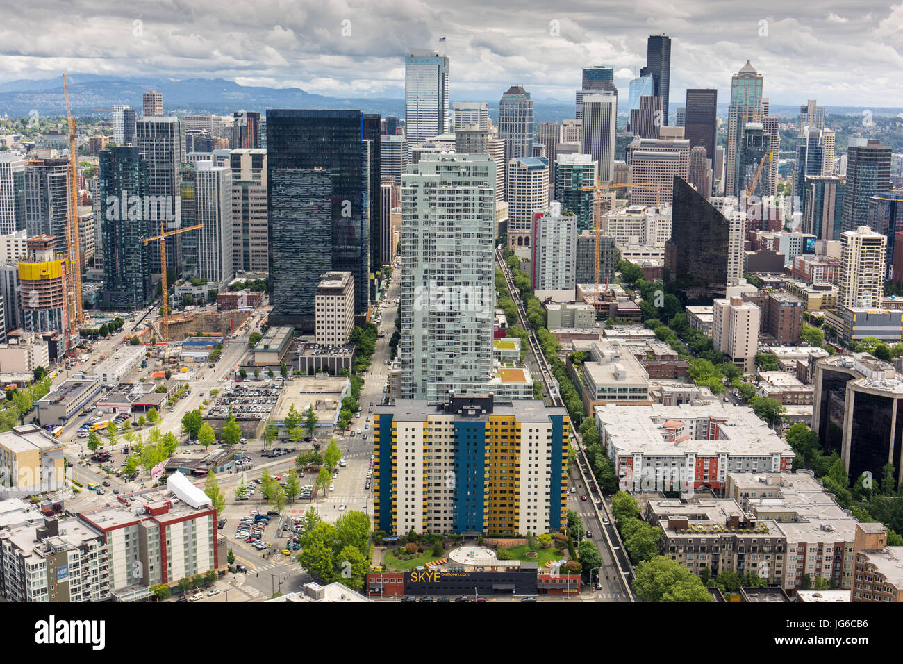 Blick auf die Innenstadt von Seattle von der Space Needle an einem bewölkten Tag Stockfoto