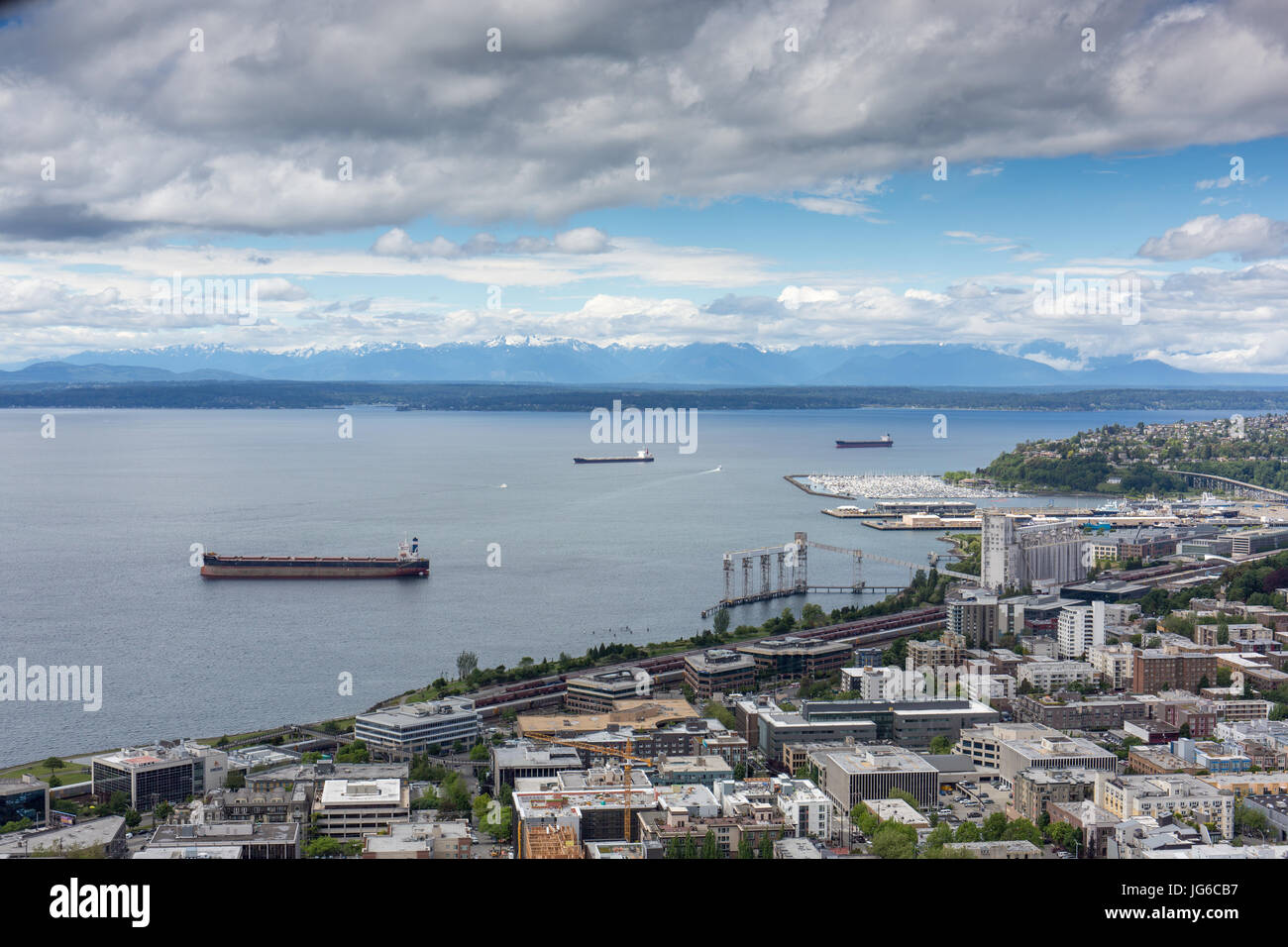 Blick auf Bainbridge Island und die Olympic Mountains von der Space Needle in Seattle, Washington Stockfoto