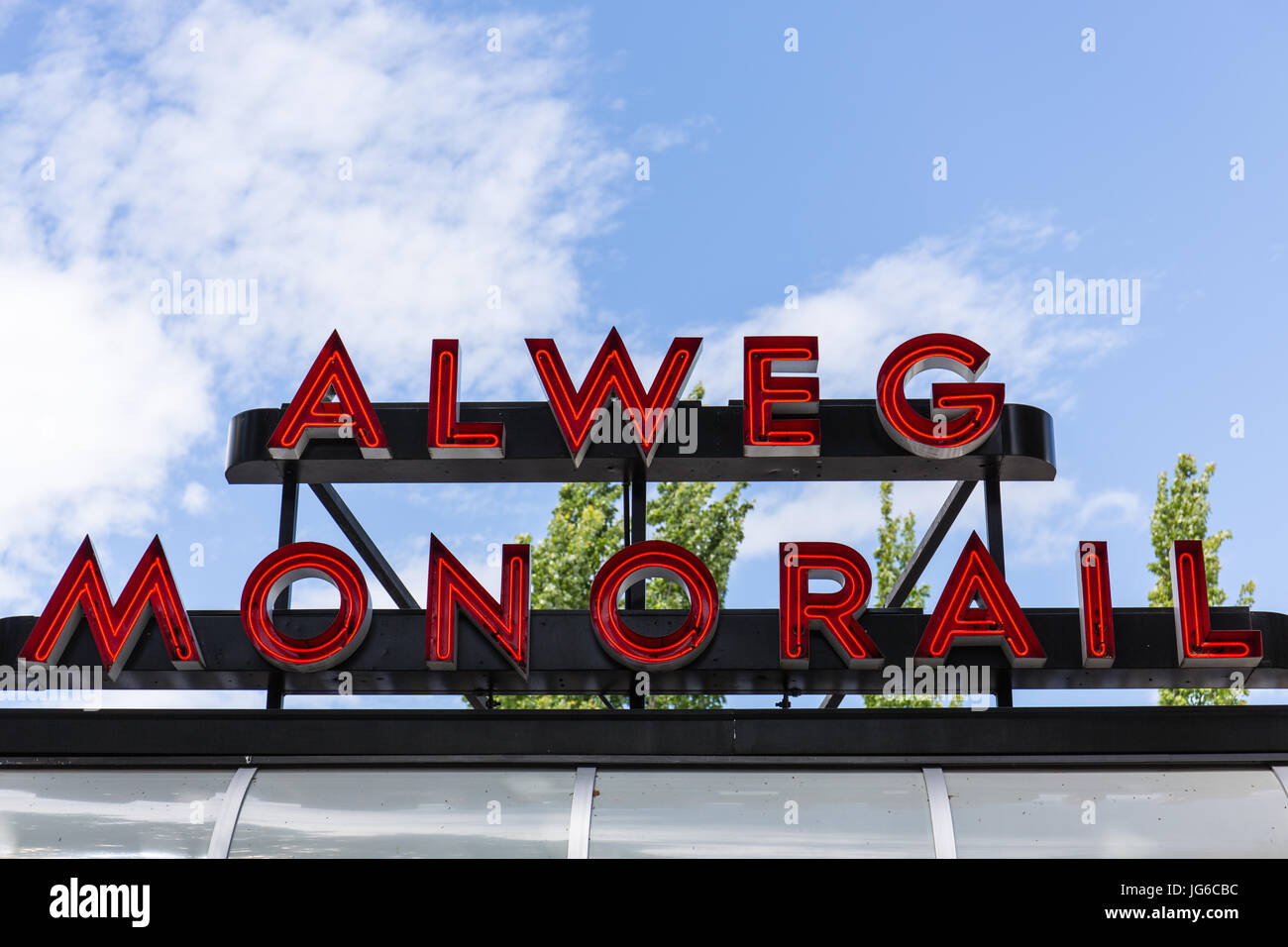 Roter Neon-Schild für Alweg Monorail am Seattle Center Monorail-Station in Seattle, Washington Stockfoto